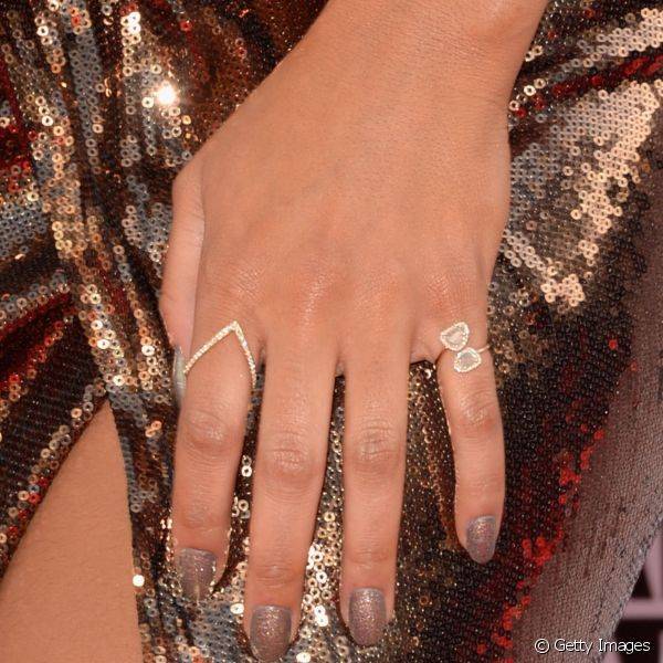 A cantora Jordin Sparks foi ao American Music Awards com um vestido todo em paet? dourado e as unhas acompanharam todo esse brilho com glitter